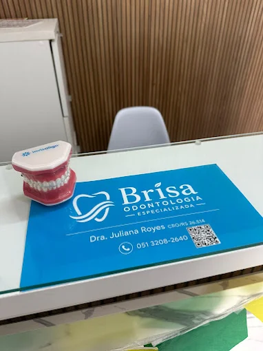 Detalhe do balcão com a identidade da Brisa Odontologia