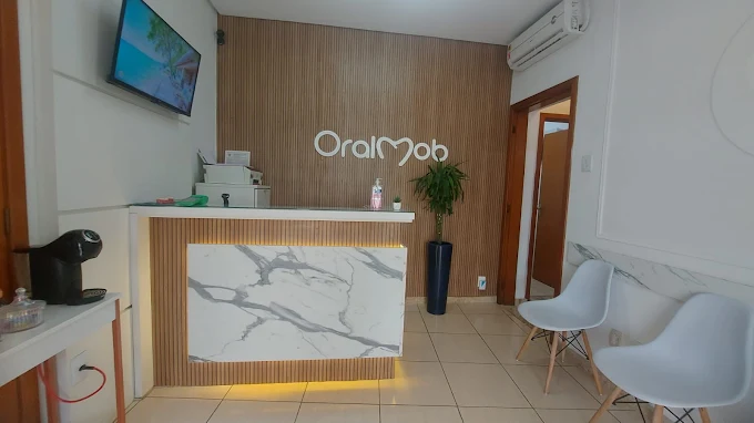 Recepção da clínica com sala de espera acolhedora