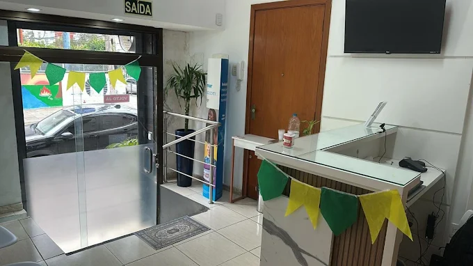 Entrada e balcão de atendimento da clínica