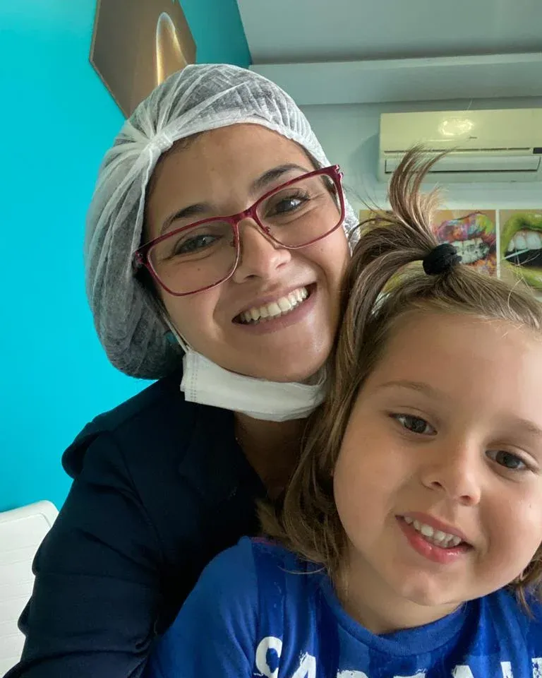 Profissional acolhendo paciente durante atendimento odontológico