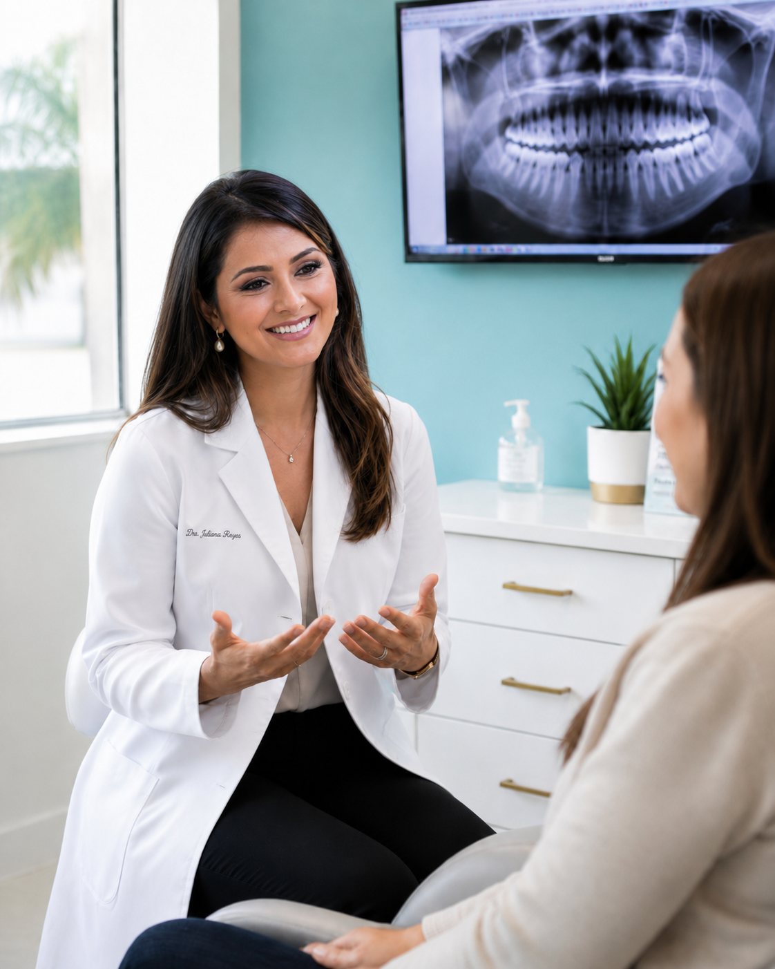 Dentista conversando com paciente na Brisa Odontologia, em Petrópolis, Porto Alegre